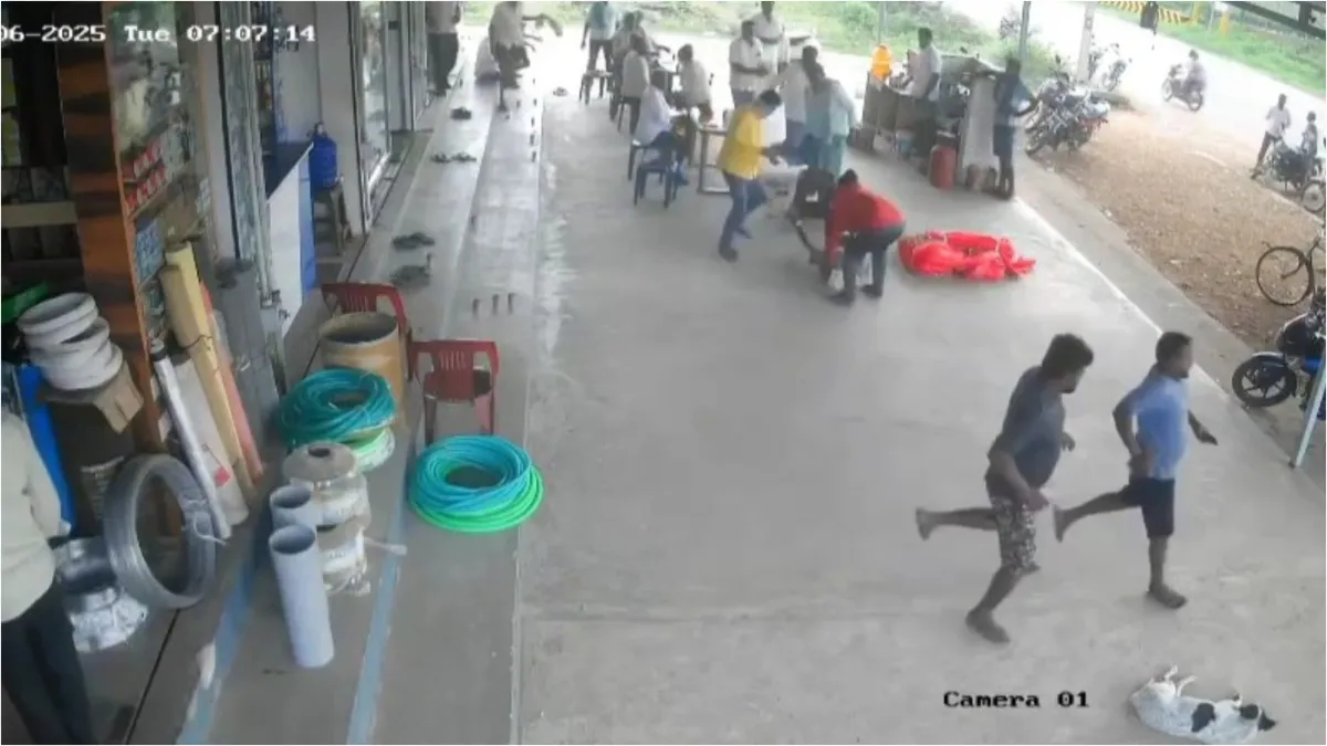 Karnataka two people stabbed a man to death the incident was recorded in CCTV- India TV Hindi