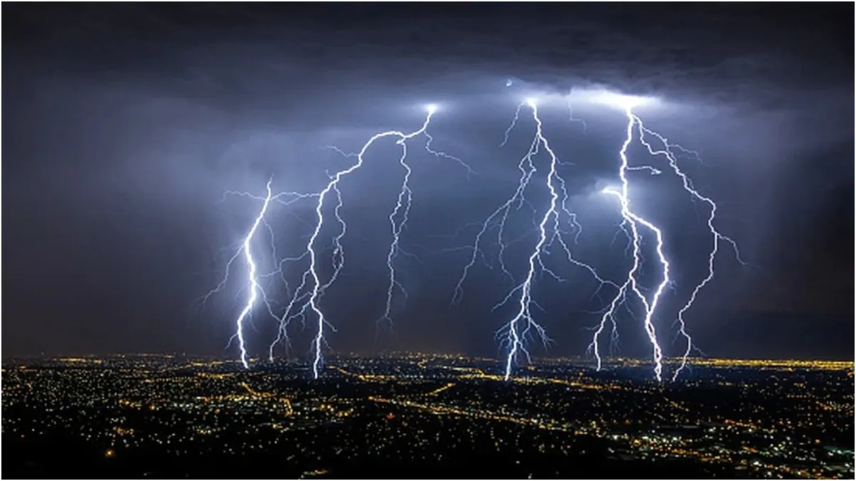 total of 9 people died including lightning strikes women and children who fell in Odisha