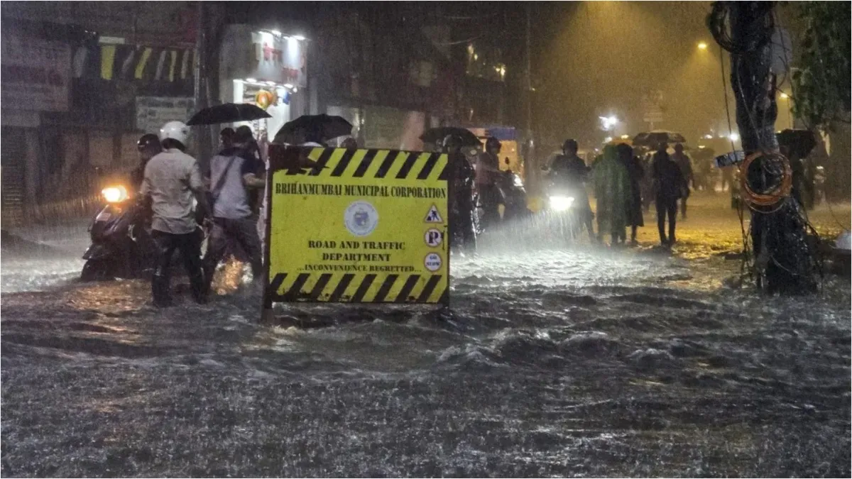 Due to heavy rains in Mumbai waterlogging in many areas yellow alert issued at some places and orang- India TV Hindi