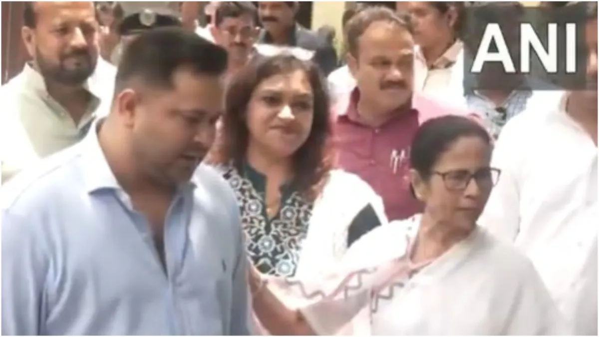 Tejashwi Yadav became a father CM Mamata Banerjee congratulated him both were seen together on the o- India TV Hindi