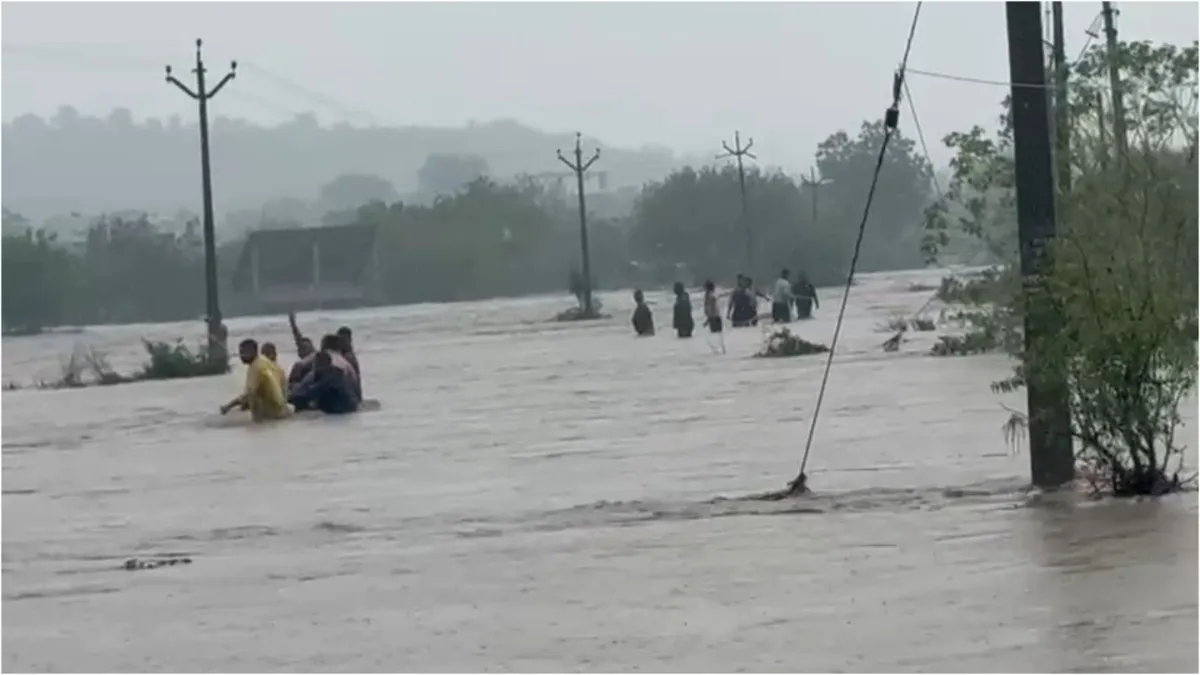 Three girls got stuck in the middle of the river NDRF team got stuck in the traffic jam villagers re- India TV Hindi