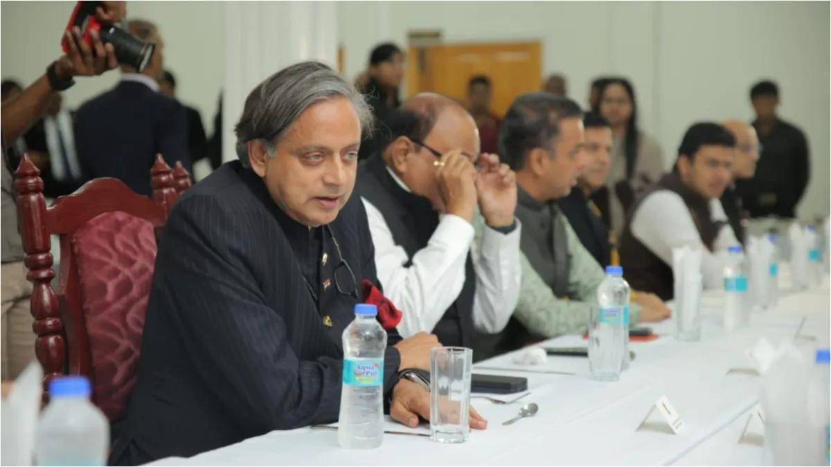 Shashi Tharoor is criticizing Pakistan one after the other said Even Gandhis country will not turn t