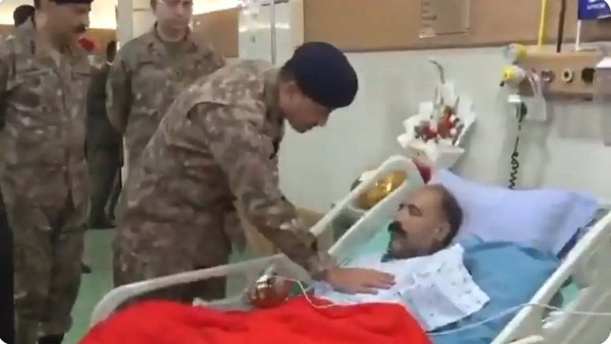 Aseem Munir meeting injured soldiers.