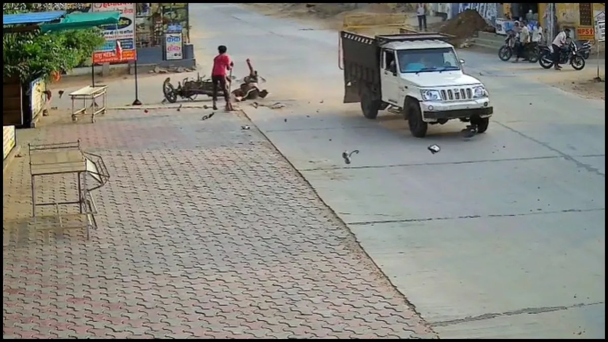 पिकअप ने बाइक को मारी जोरदार टक्कर- India TV Hindi