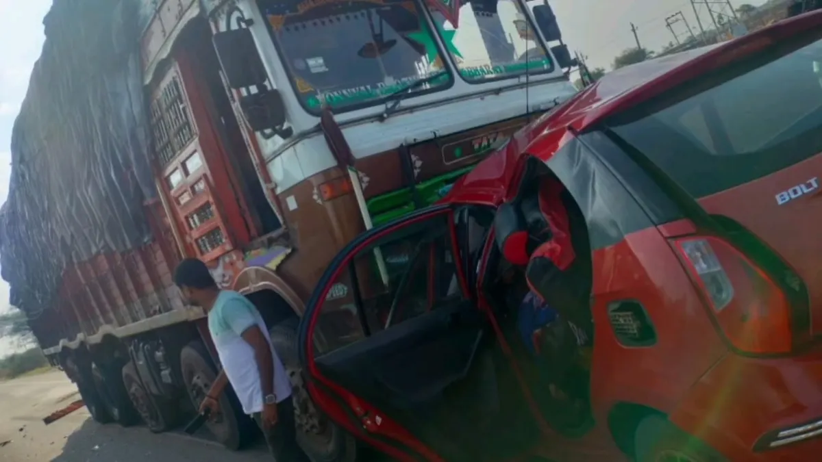 ट्रक और कार में भिड़ंत- India TV Hindi