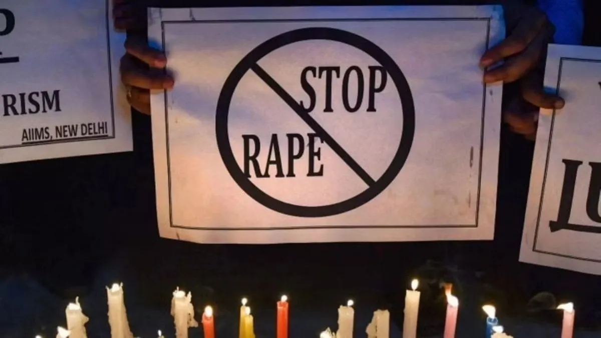 मच्छरदानी बेच रही युवती से छेड़छाड़।