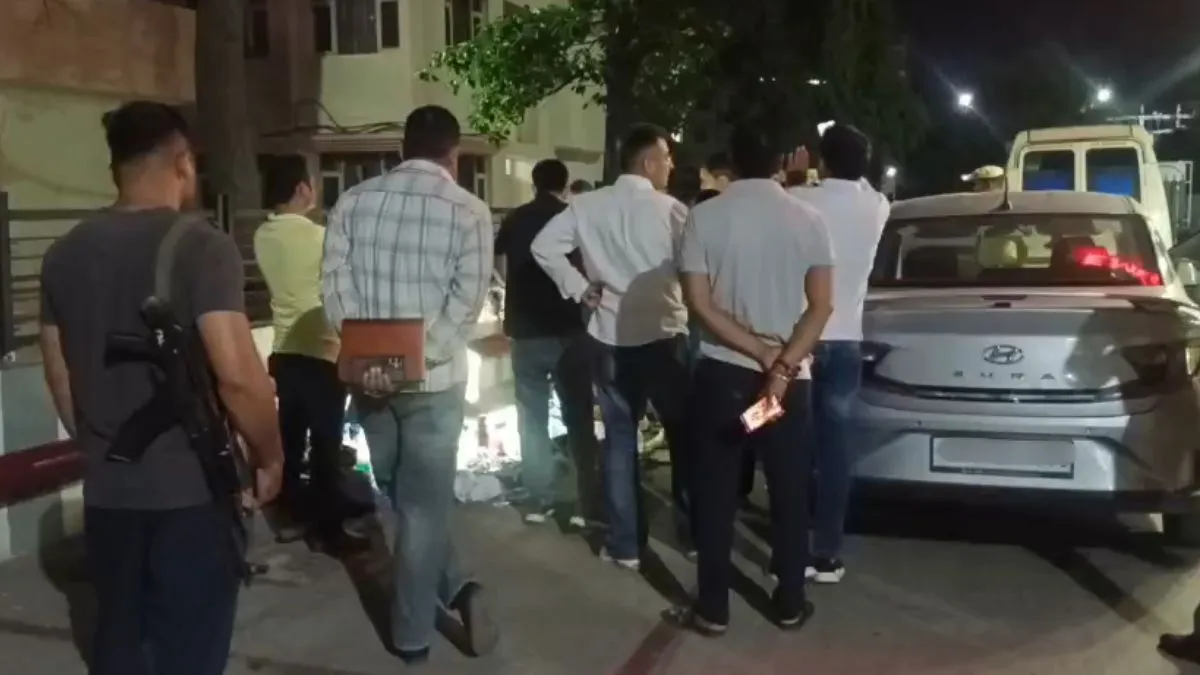 कार में जहर खाकर दी जान।- India TV Hindi