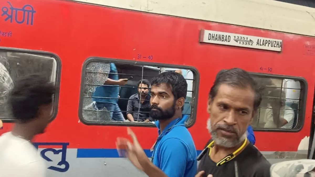 एलेप्पी एक्सप्रेस पर हुआ पथराव।