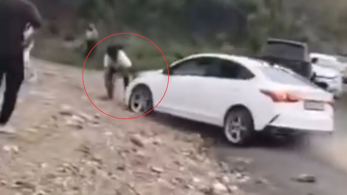 शख्स को कुचलने का किया प्रयास।- India TV Hindi