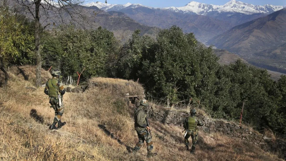 भारत-पाकिस्तान नियंत्रण रेखा पर तैनात इंडियन आर्मी।
