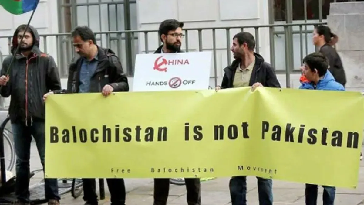 People showing the banner to declare Balochistan independent.