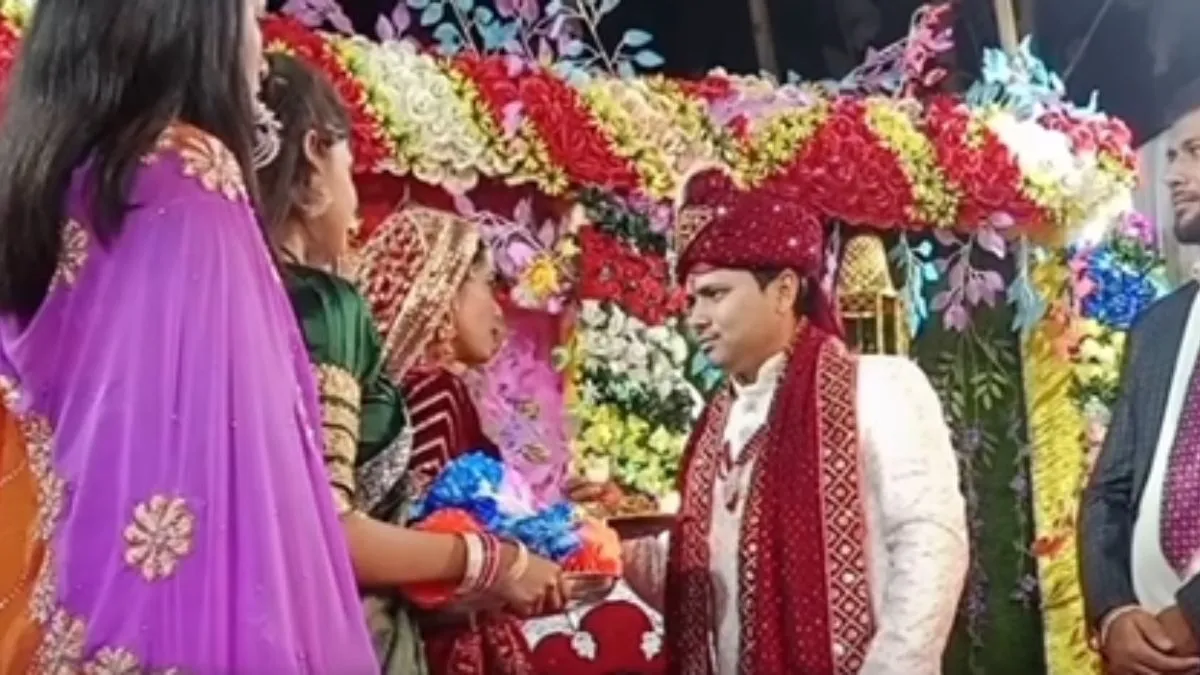 वरमाला से पहले स्टेज पर खड़े दूल्हा और दुल्हन- India TV Hindi