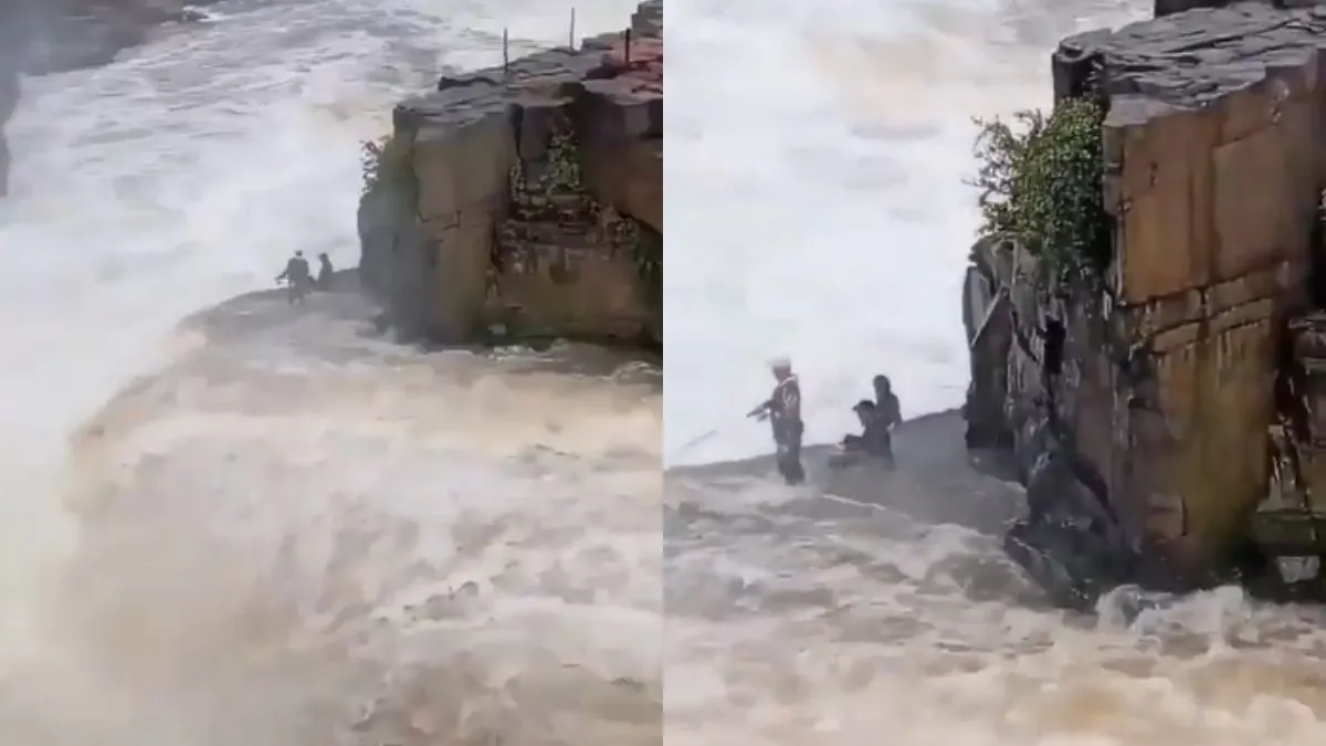 झरने के बीच दिखें युवक