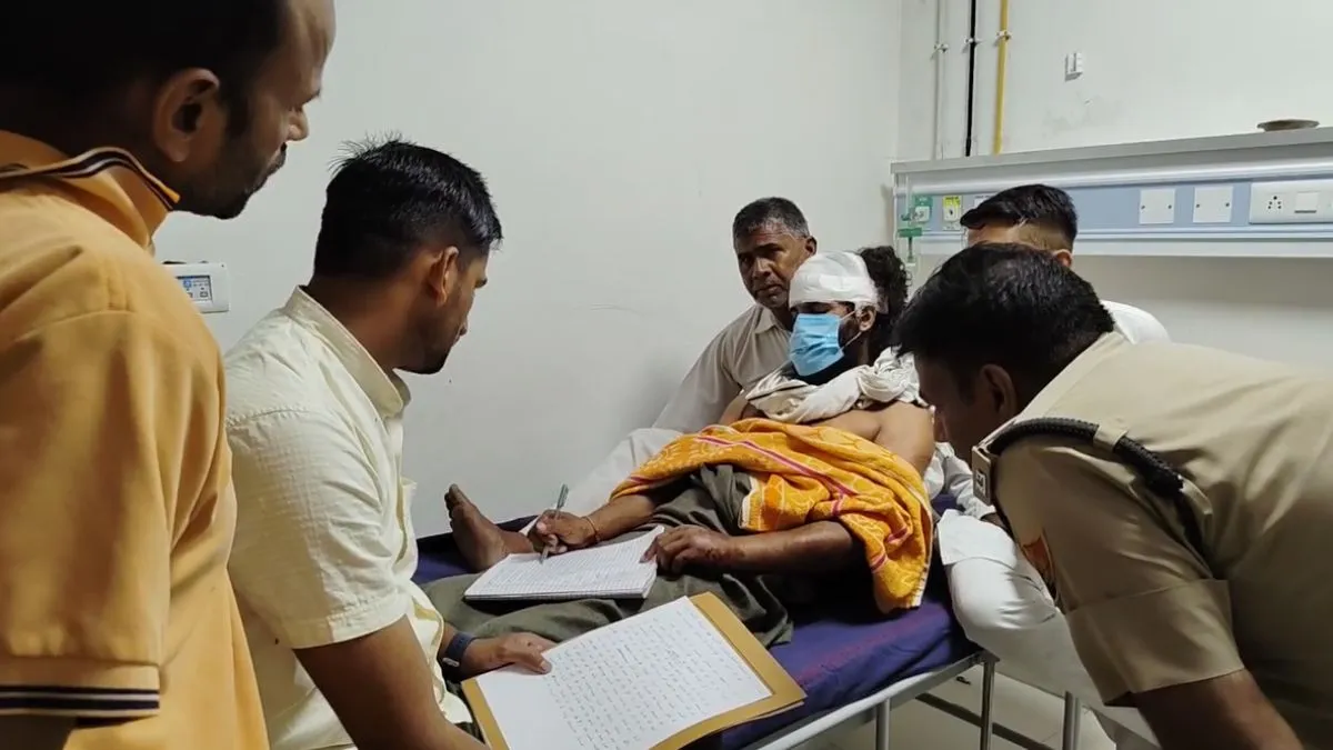 अस्पताल में भर्ती बाबा से बयान लेती पुलिस- India TV Hindi