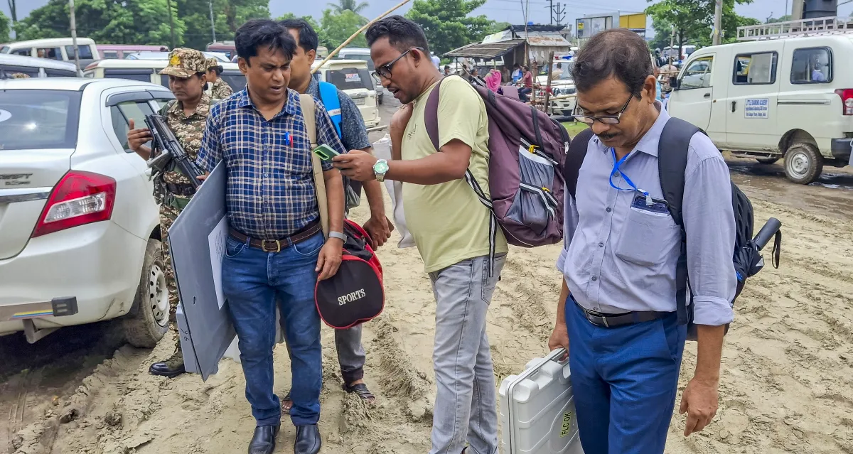 मतदान कराने जाते...