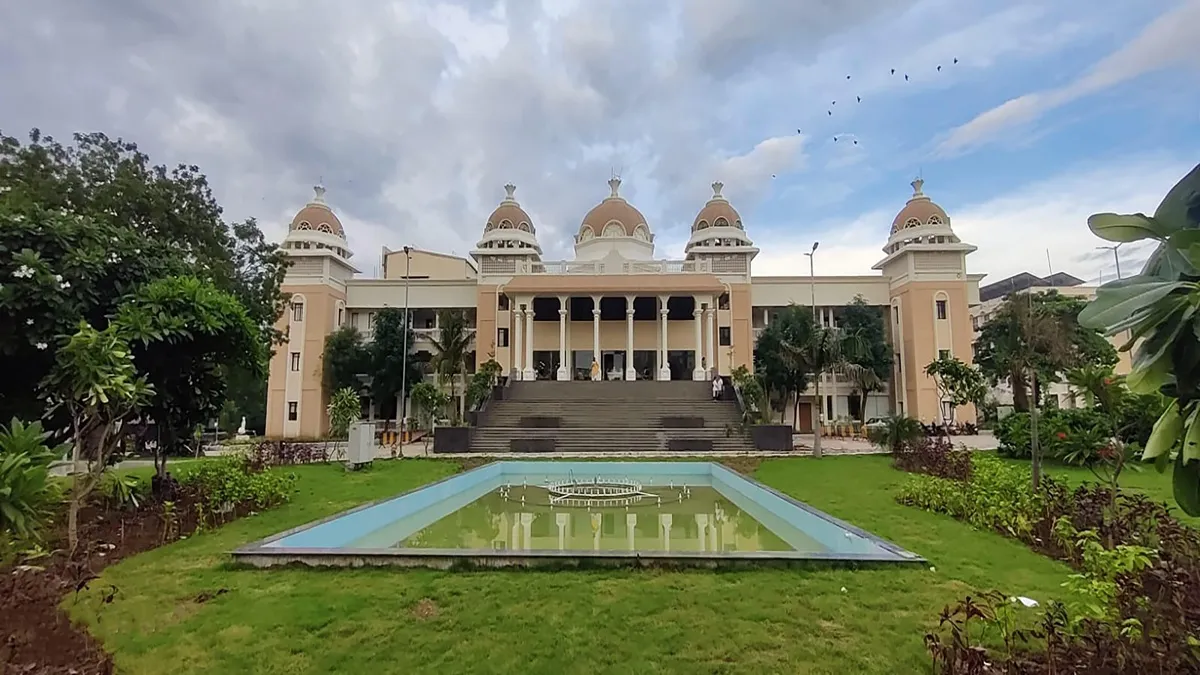महाराष्ट्र स्थित डीम्ड यूनिवर्सिटी दत्ता मेघे इंस्टीट्यूट ऑफ हायर एजुकेशन एंड रिसर्च भवन।- India TV Paisa