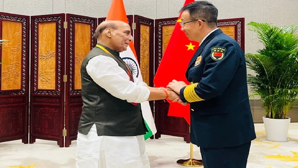 रक्षा मंत्री राजनाथ सिंह (L) चीनी रक्षा मंत्री एडमिरल डॉन जून (R)