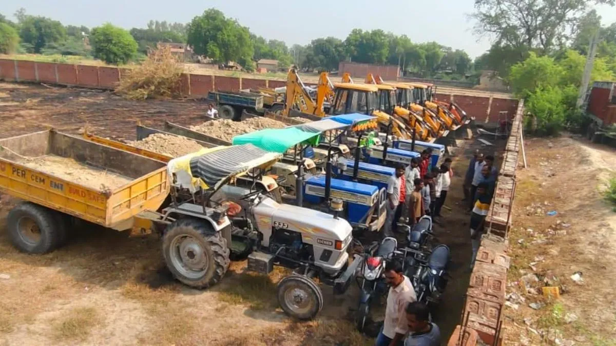 मिट्टी का खनन करते पकड़े गए कई लोग