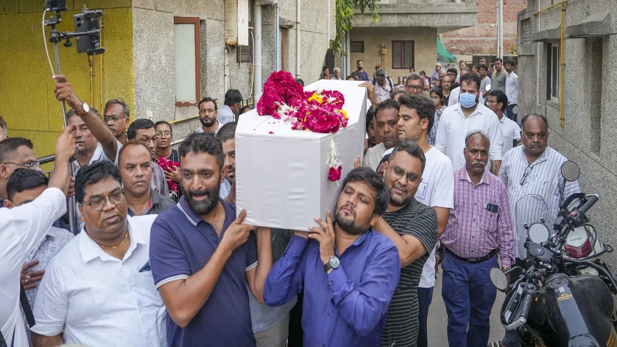 परिजनों के सौंपे जा रहे शव- India TV Hindi