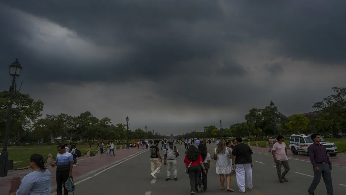 दिल्ली के आसमान में छाए काले बादल