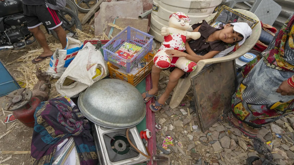 घर गिराए जाने के बाद उदास बैठी बच्ची- India TV Hindi