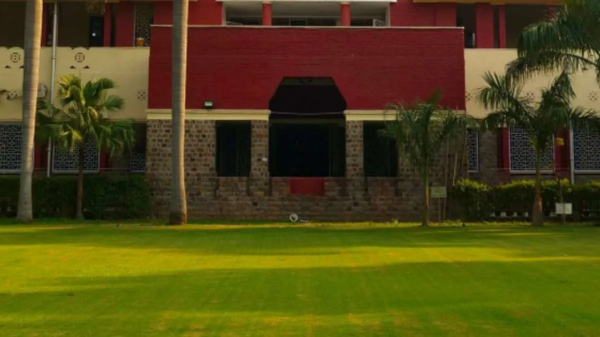 दिल्ली यूनिवर्सिटी का नंबर कॉलेज- India TV Hindi