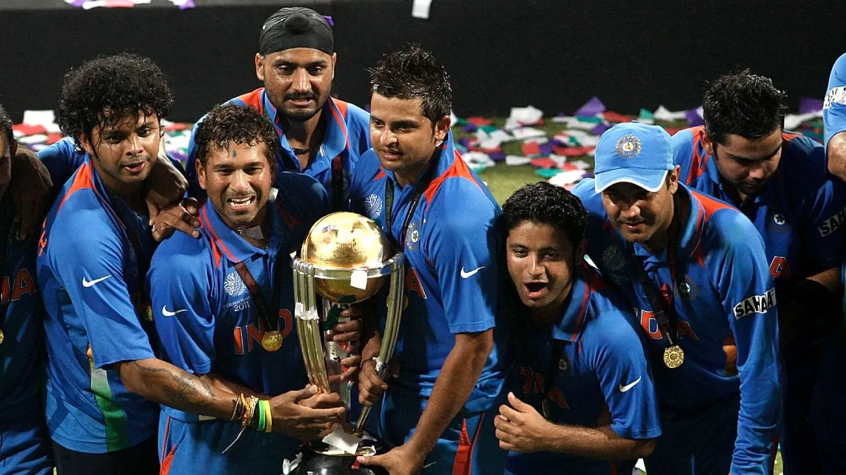 वर्ल्ड कप 2011 का खिताब जीतने वाली टीम के साथ पीयूष चावला- India TV Hindi