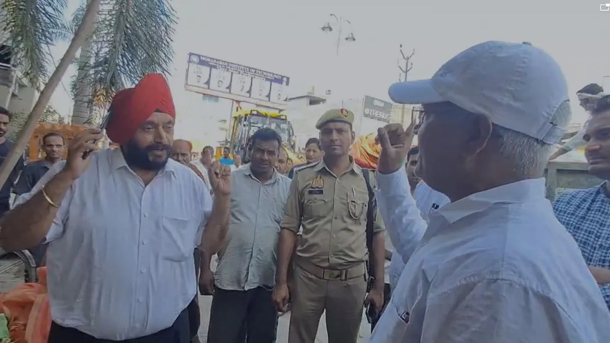 अतिक्रमण हटाओ अभियान के दौरान भड़के CITY मजिस्ट्रेट - India TV Hindi