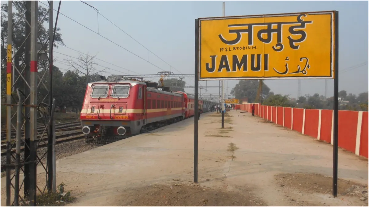 Bihar News Jasidih EMU passenger train caught fire at Jamui station causing panic- India TV Hindi