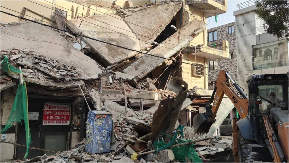 house collapses in Rohini 4 to 5 people feared trapped under debris- India TV Hindi