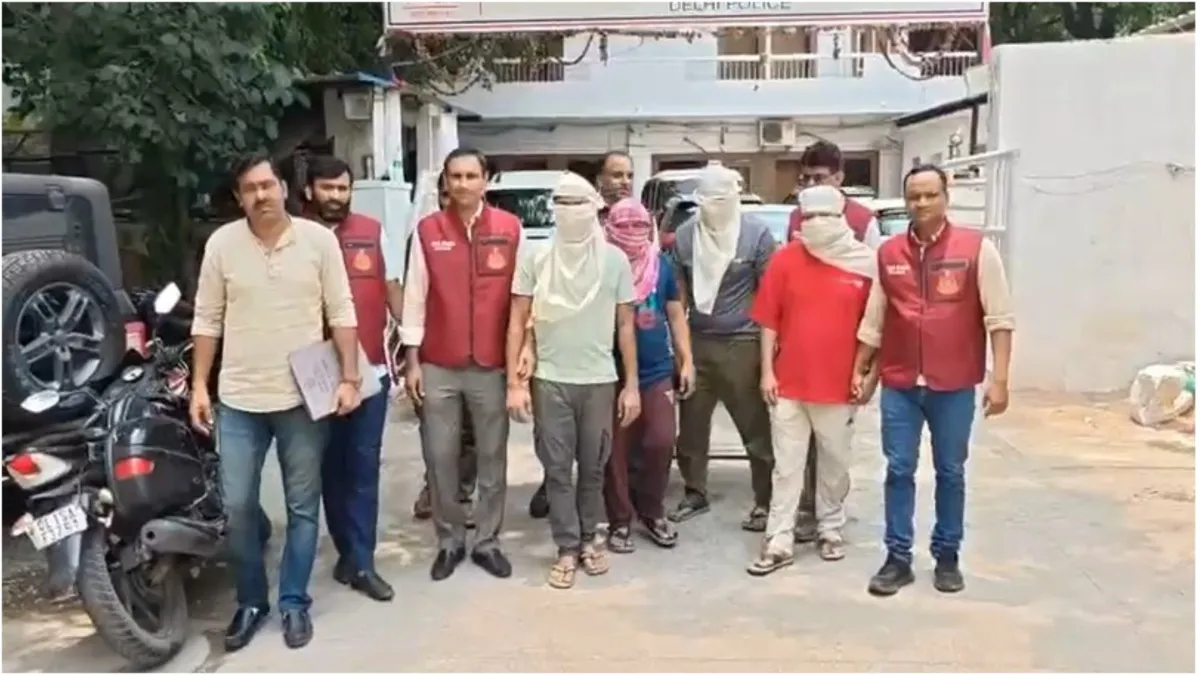 Delhi Crime Branch busts fake degree syndicate Pay 1.5 lakh and take any marksheet- India TV Hindi