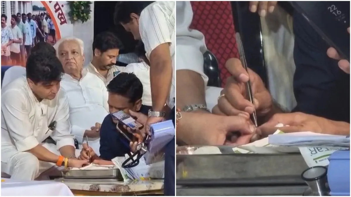 Union Minister Jyotiraditya Scindia got a thorn in his hand doctors treated him on the stage itself