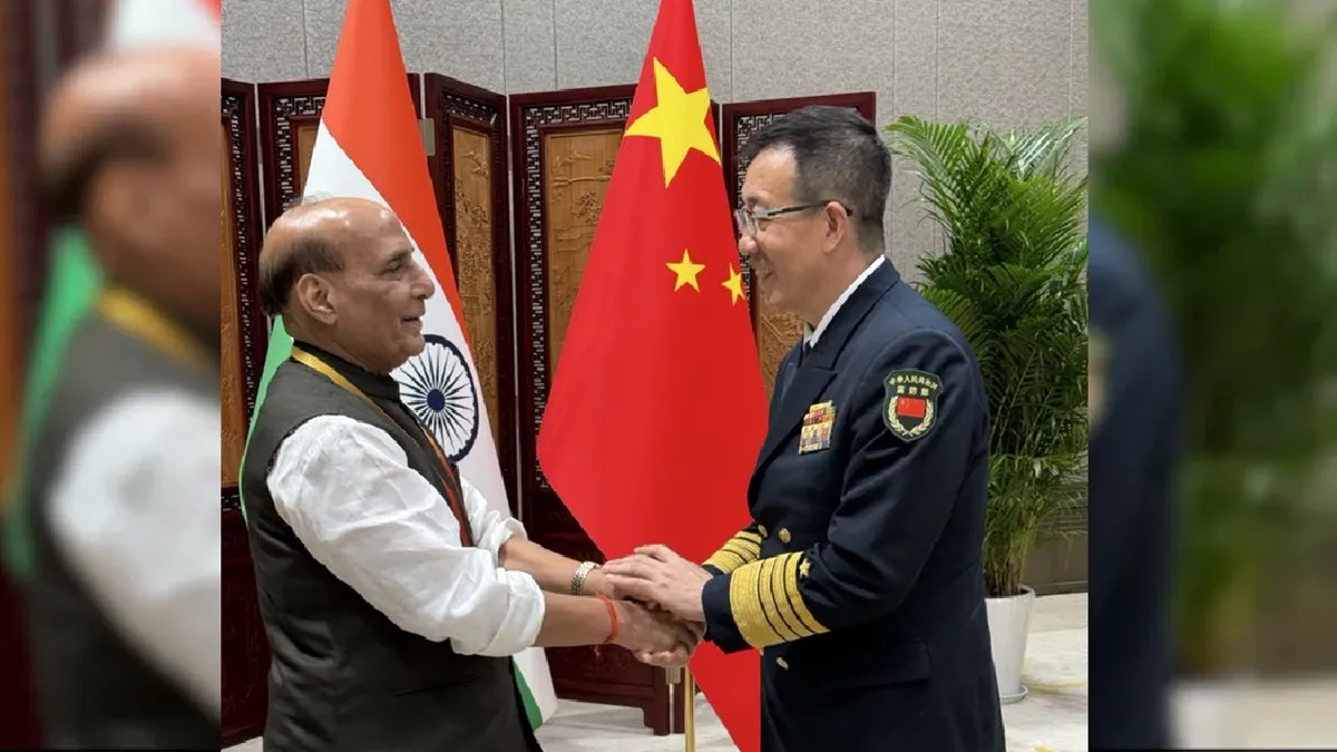 भारत के रक्षा मंत्री राजनाथ सिंह (L) चीनी रक्षा मंत्री एडमिरल डॉन जून (R)