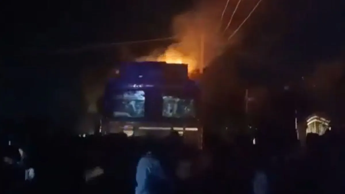 Ghaziabad cow meat truck, Hindu organisations protest, truck set on fire- India TV Hindi