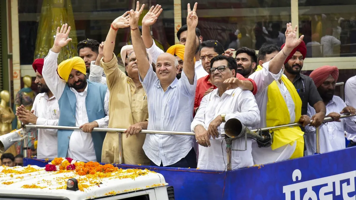 आम आदमी पार्टी ने निकाला रोड शो।