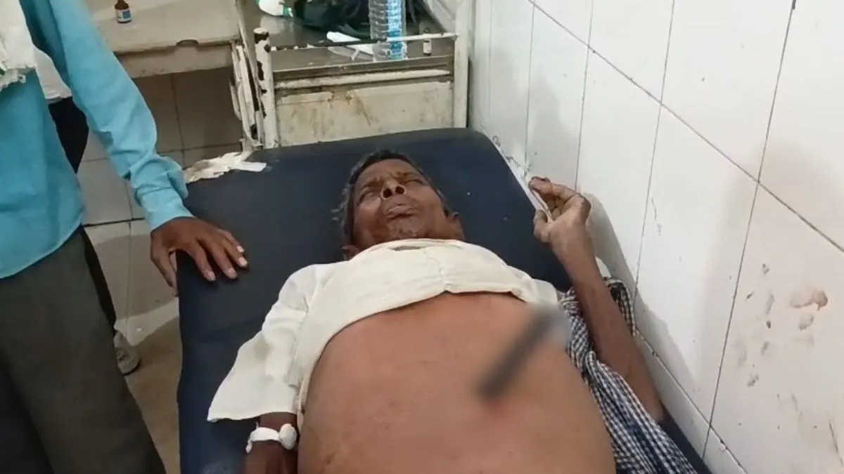 पेट दर्द से परेशान बुजुर्ग ने खुद को ही घोंप लिया चाकू।- India TV Hindi