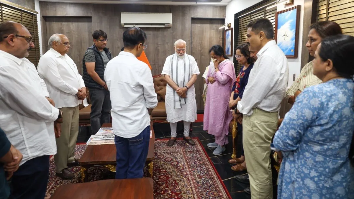 विजय रूपाणी के परिवार से मिले पीएम मोदी।