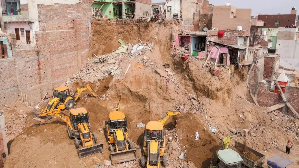 मथुरा में एक साथ गिरे छह मकान।- India TV Hindi