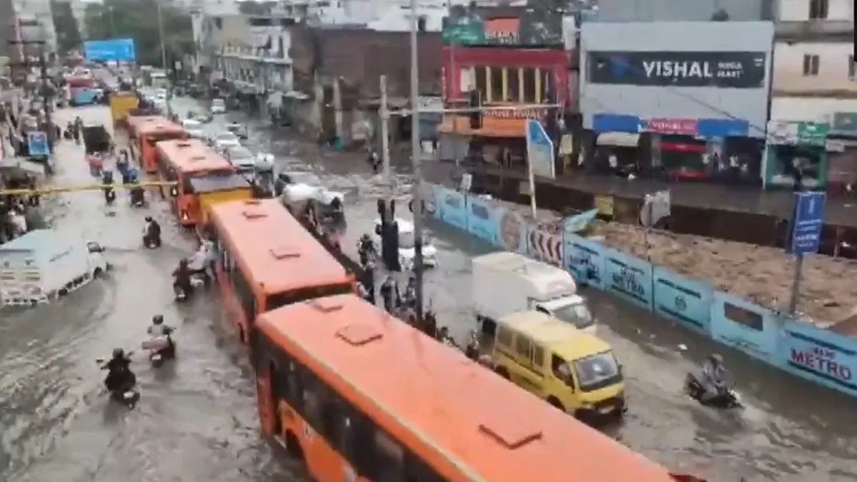 कई इलाकों में सड़कों पर भरा पानी।