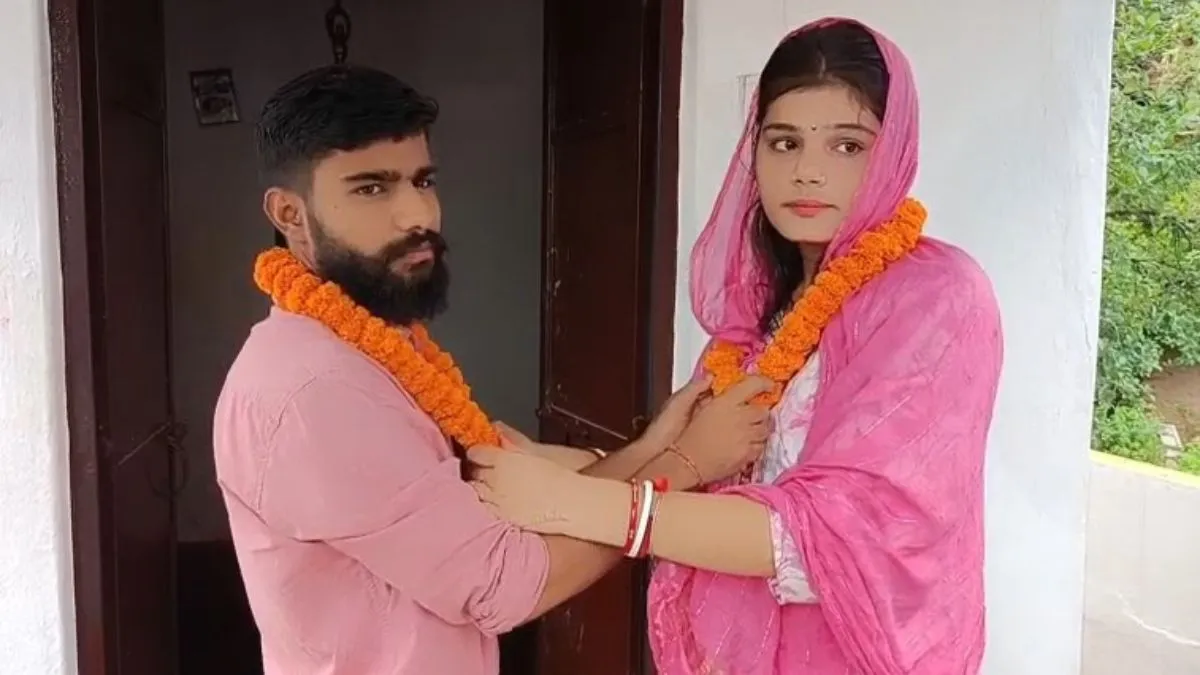 चाची-भतीजे ने मंदिर में रचाई शादी।- India TV Hindi