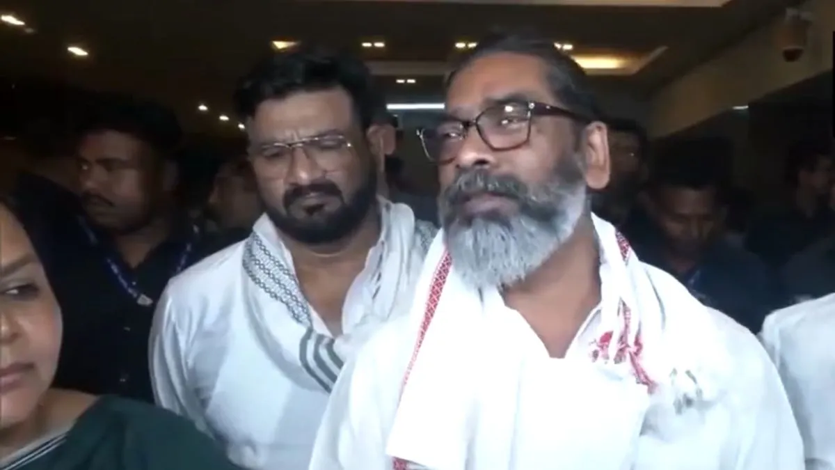 सीएम सोरेन ने अधिकारियों से की बात।