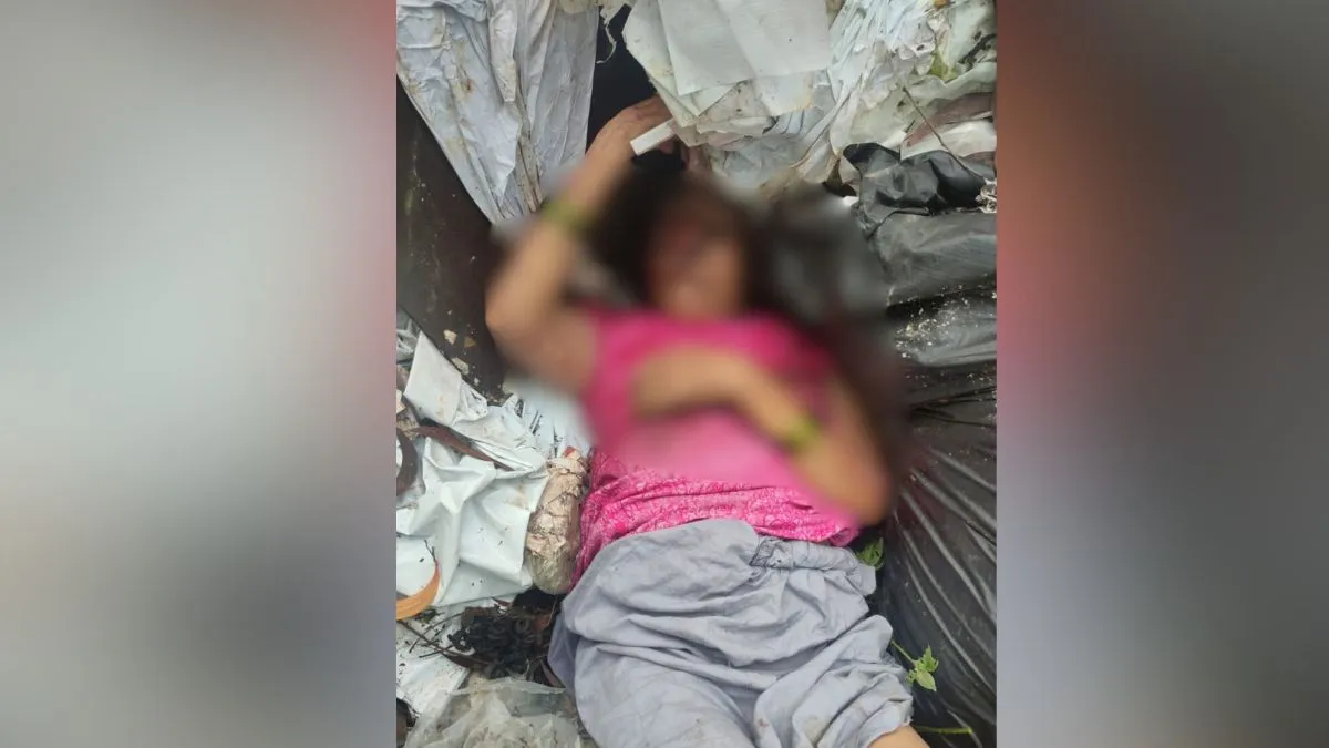 कूड़े के ढेर में मिली बुजुर्ग महिला- India TV Hindi