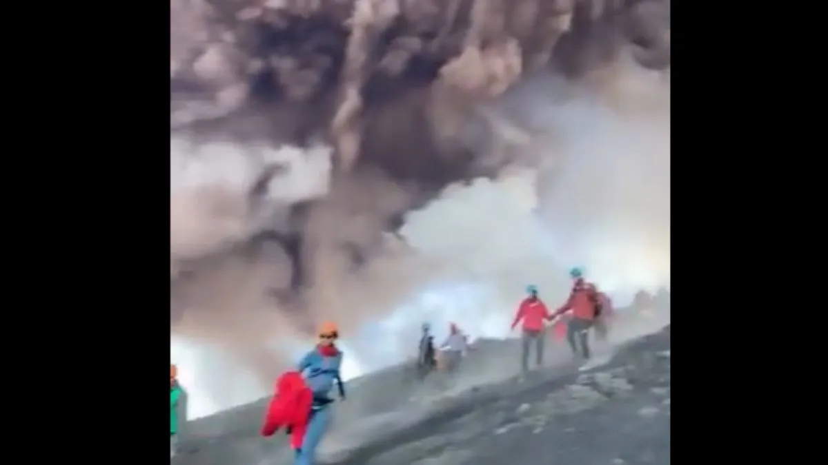 इटली में फटा माउंट एटना ज्वालामुखी। - India TV Hindi