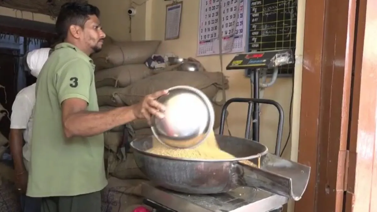 राशन देता हुआ दुकानदार- India TV Hindi