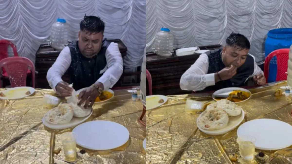 बारिश में खाना खाते हुए युवक- India TV Hindi