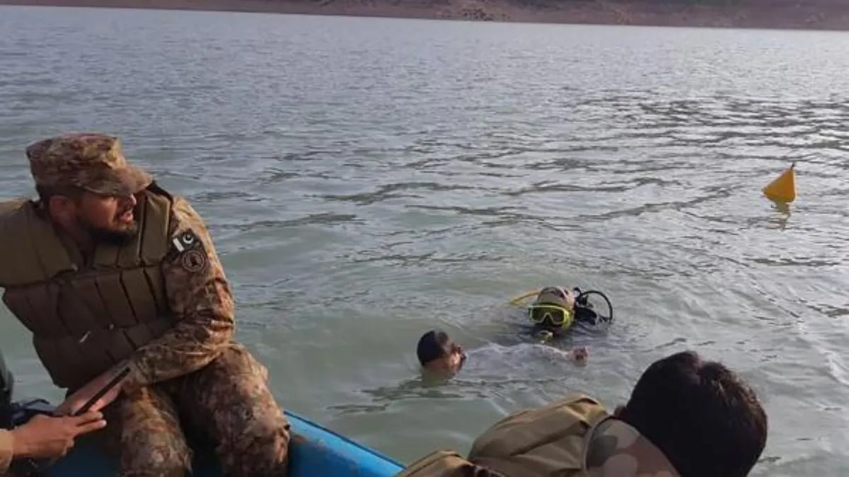 पाकिस्तान में नदी में डूबे लोगों को निकालती सेना। (प्रतीकात्मक)- India TV Hindi