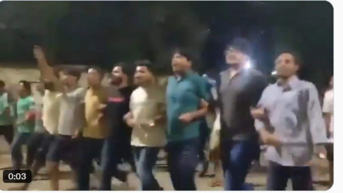 बांग्लादेश में हिंदू लड़की के साथ गैंगरेप का विरोध करते ढाका में हिंदू छात्र।
