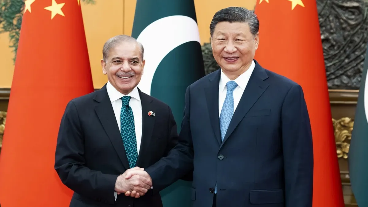 Xi Jinping (R) Shehbaz Sharif (L)- India TV Hindi
