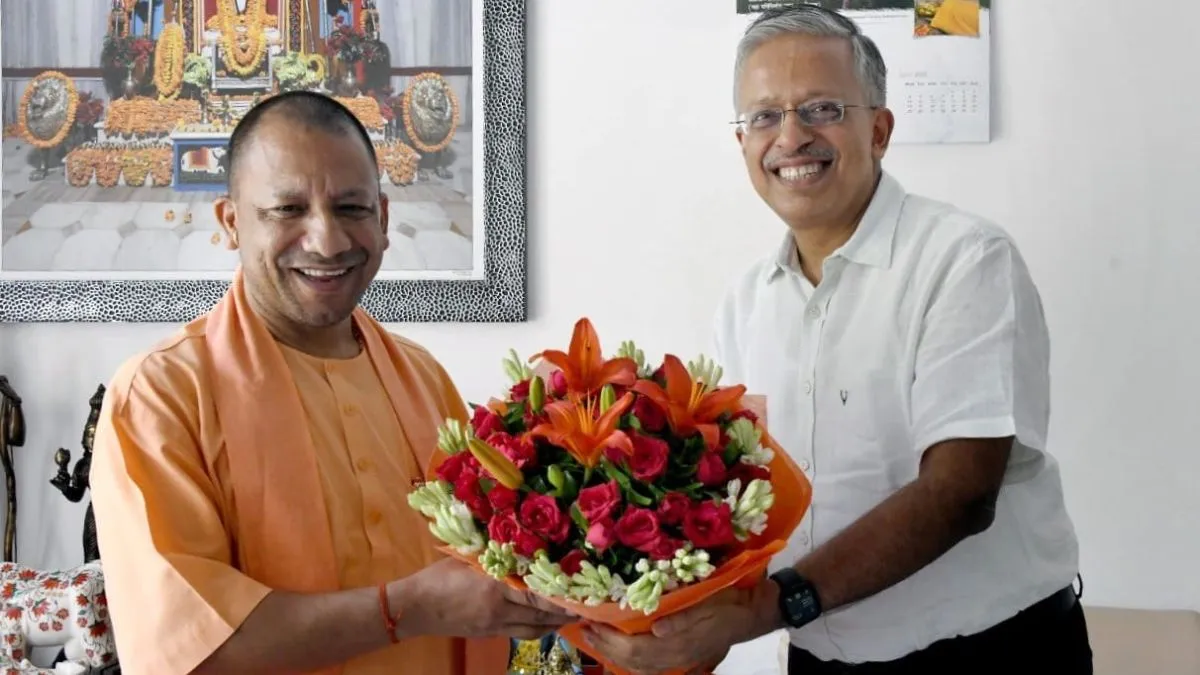 सीएम योगी के साथ एसपी गोयल।