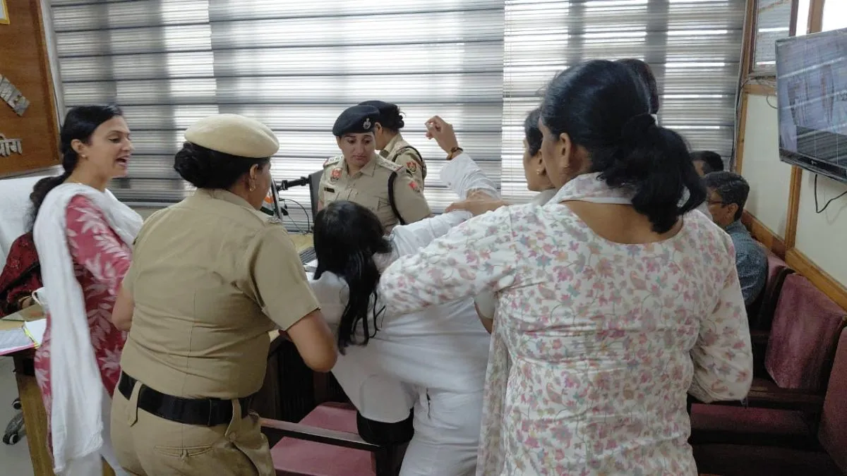  हरियाणा राज्य महिला आयोग के दफ्तर में महिला गिरफ्तार- India TV Hindi